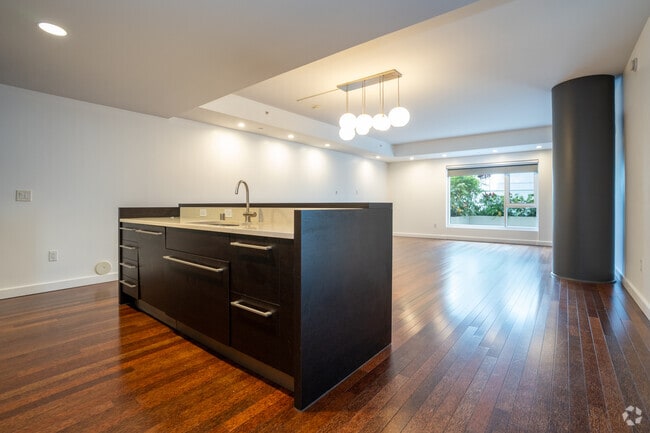 Building Photo - 6250 Hollywood Blvd Unit 4D Rental