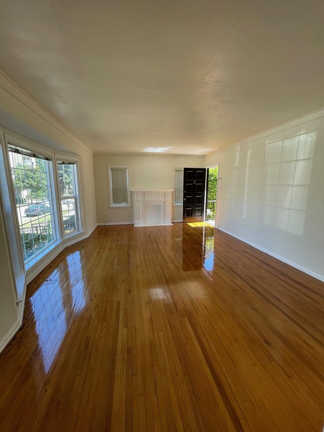 Living Room 1 - 413-417 Veteran Ave Apartments