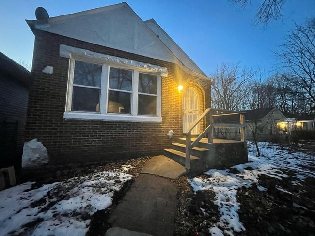 Building Photo - Section 8 Welcomed Large 2 Bedroom