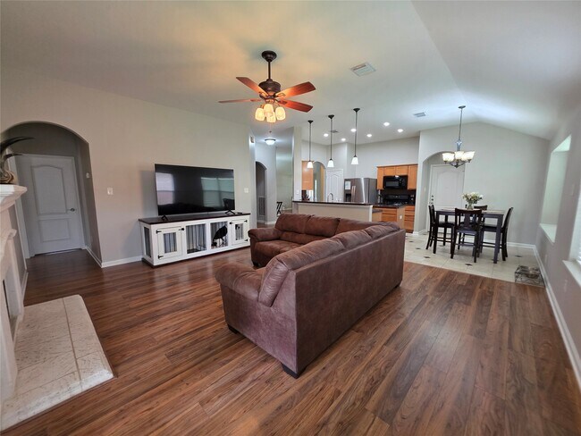Photo - 2108 Goldfinch Ln