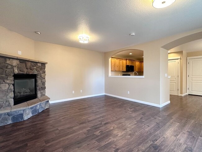 Building Photo - TAKE A LOOK AT THIS SPACIOUS HOME IN FIELDSTONE CROSSING!!!