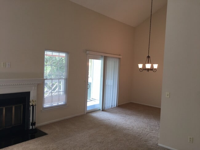 Photo - 19909 Henderson Rd Unidad M