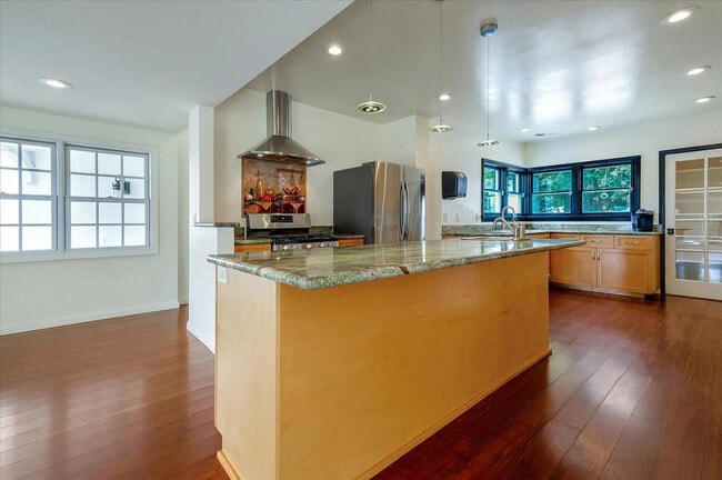 Photo - 1006 Hecker Pass Rd