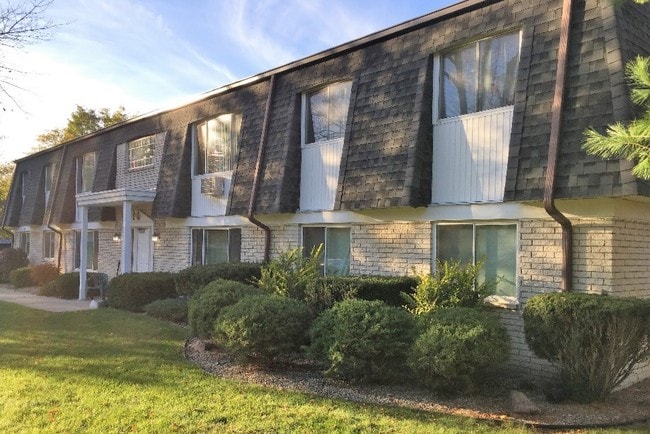 Pinecrest Apartments - Pinecrest Apartments
