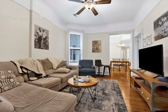 Building Photo - 2522 N Burling St Unit 2