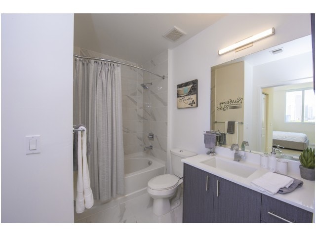 2 Bedroom Model Unit | Bathroom with Tub