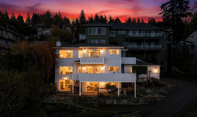 Building Photo - Bayview Condo 2 Bedrooms with Gas Fireplace - S State St Unit A