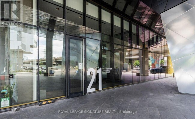 Photo - 21 Lawren Harris Square Unité 806