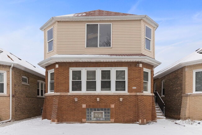 Building Photo - 5910 W Roscoe St