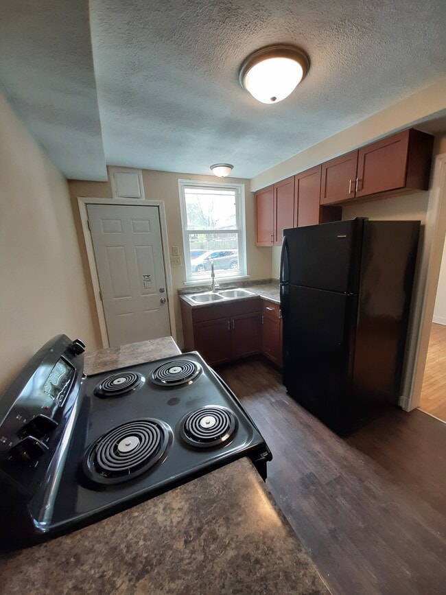 Building Photo - 461 W 3rd St Unit 2