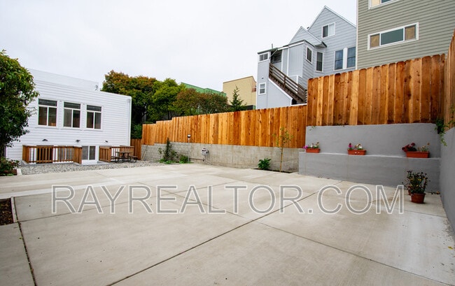 Building Photo - 2823 Golden Gate Ave Rental