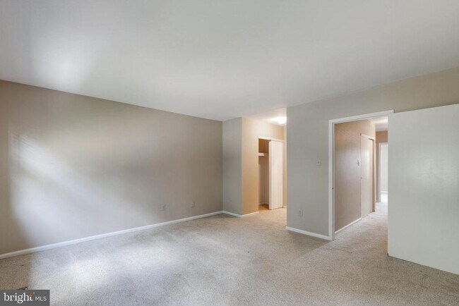 Photo - 14 Yorktown Ct