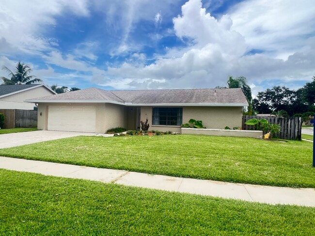Building Photo - 174 Parkwood Dr Rental