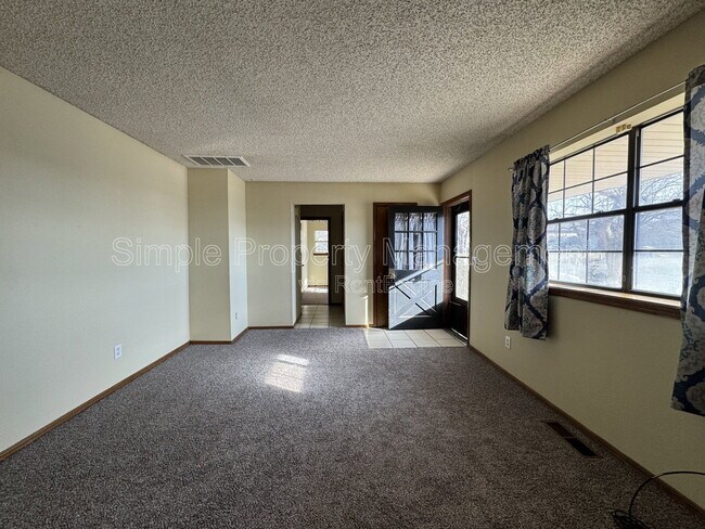 Photo - 2435 Clarke St