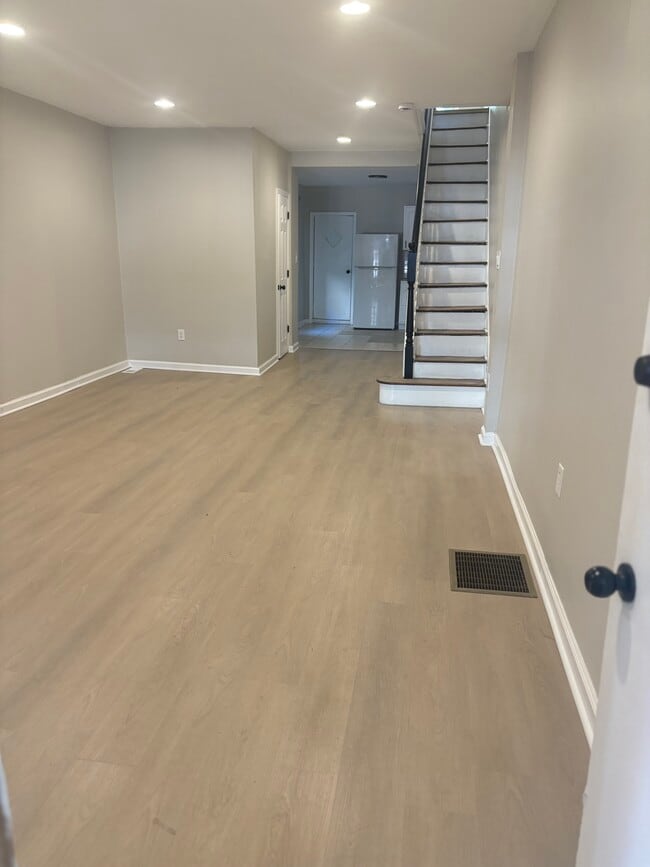 Building Photo - 5544 W Jefferson St