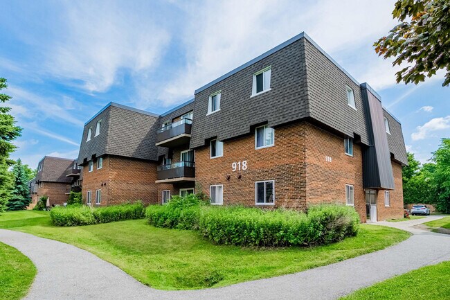 Photo - 918-922 Wonderland Road South