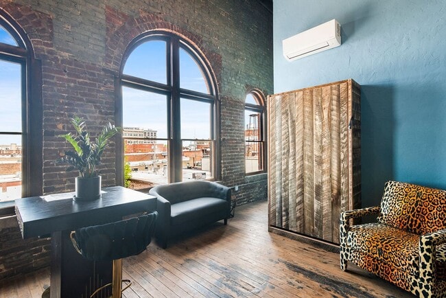 320 W Walnut St