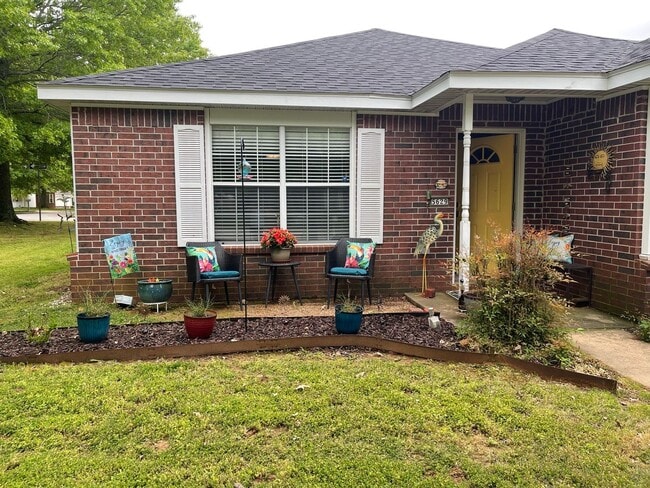 Photo - Pre - Leasing 3 Bedroom 2 Bath Extremely c...