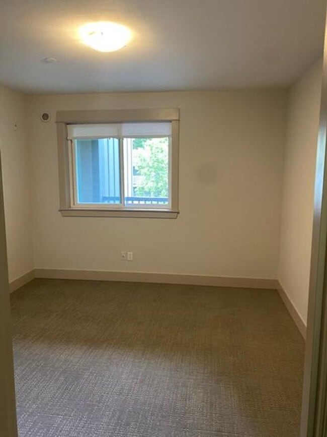 Photo - Issaquah Condo 2 Bed 2 Bath Secure Parking Peekaboo View