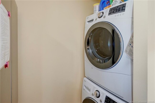 Building Photo - 331 Golfview Cir