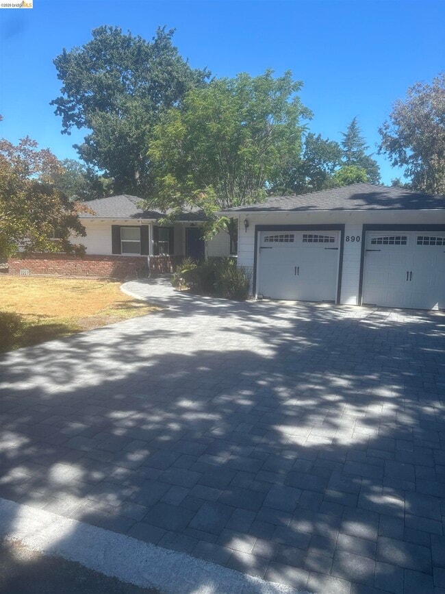 Photo - 890 Hawthorne Dr
