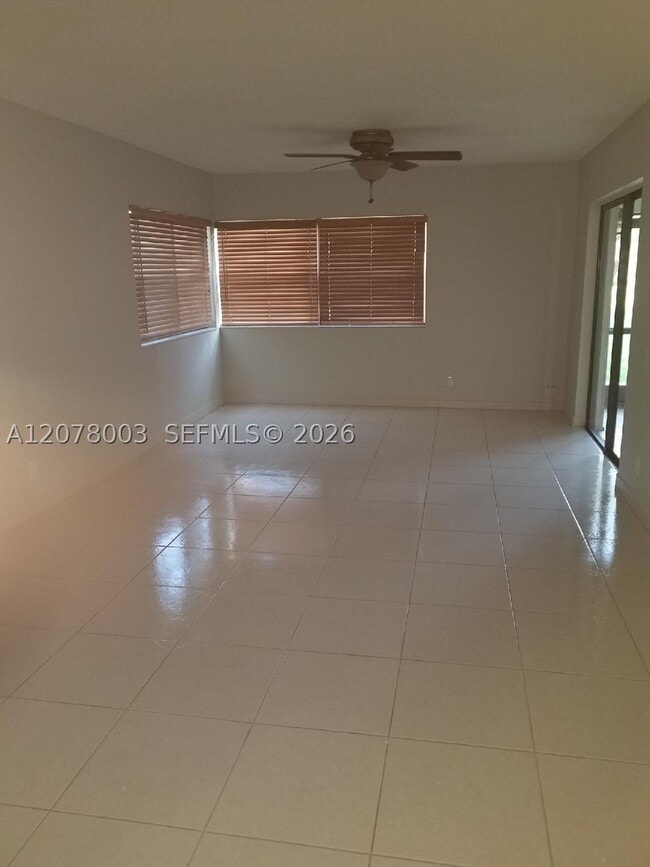 Building Photo - 220 Lakeview Dr Unit 105