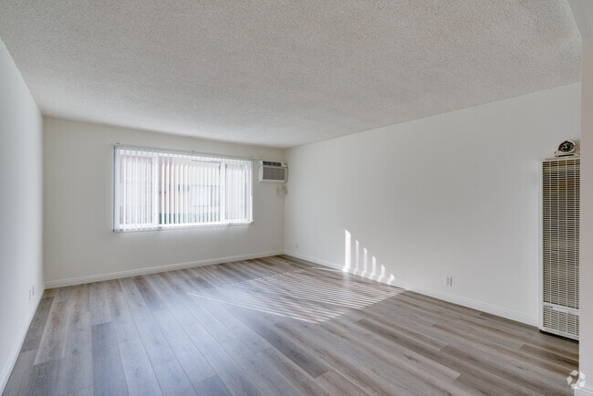 2BR, 1BA - 800SF