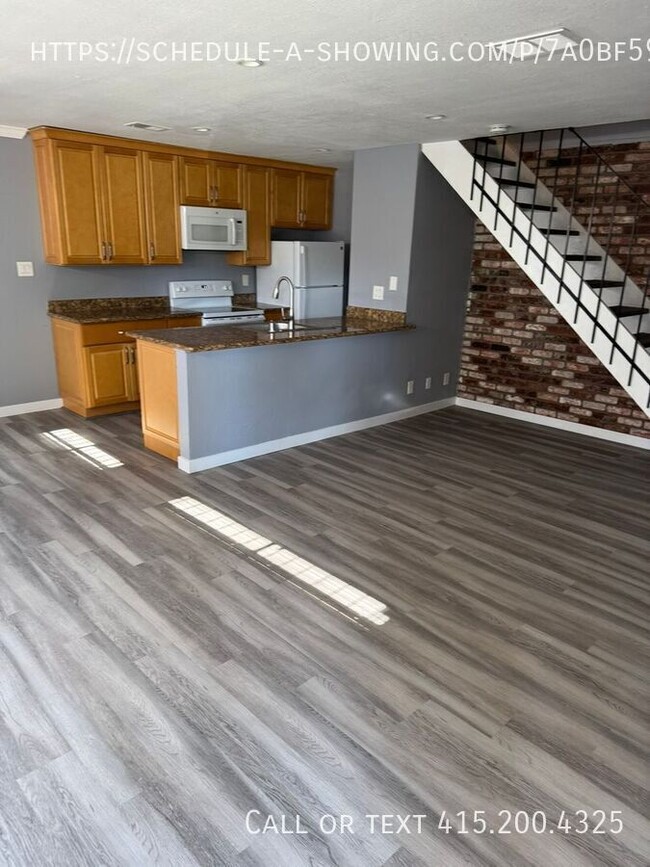 New Floors, Paint and More!! 2 bed 1 bath ... - New Floors, Paint and More!! 2 bed 1 bath ... Apartment Unit 2