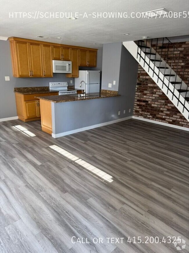 Building Photo - New Floors, Paint and More!! 2 bed 1 bath ... Unit 2 Rental