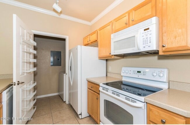 Kitchen & laundy - 275 Old Village Center Cir Unit #6303