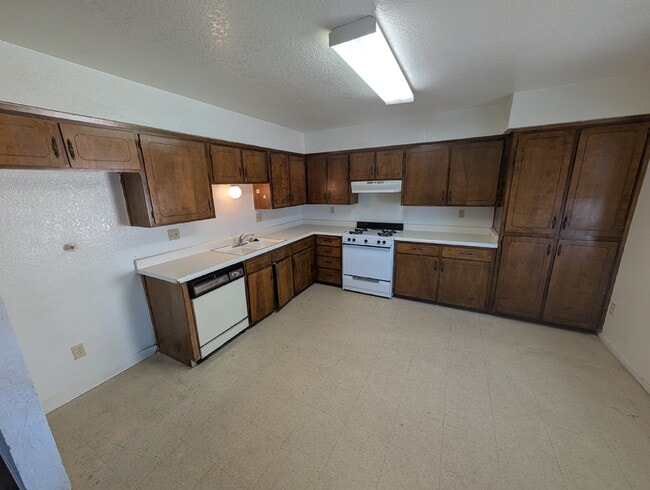 "Charming Studio Retreat: Your Cozy Haven in Porterville!"