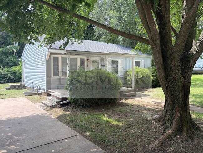 Building Photo - 504 N Westwood Dr