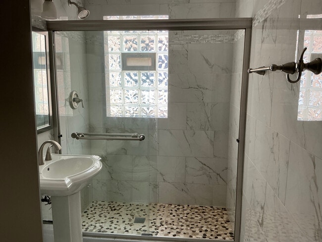 Bathroom - 2553 W Summerdale Ave