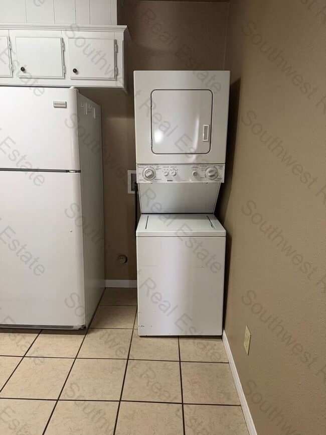 Photo - Spacious 2 bedroom 1 Bath apartment- Close...