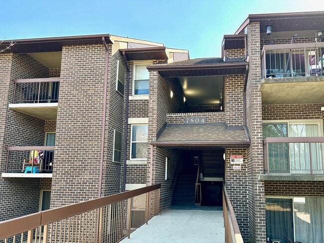 Building Photo - Spacious one bedroom condo located in the summer ridge community! Unit 303
