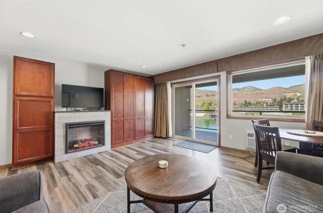 Photo - 322 W Woodin Ave