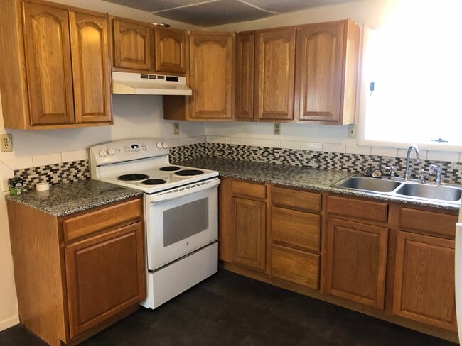 Building Photo - 93 W Seneca St Unit 93 West Seneca St apt2