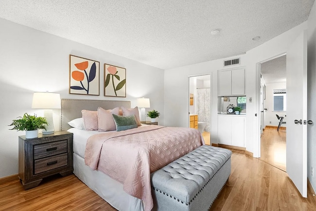 Building Photo - Bathroom completely remodeled and Duel pan... Unit 8 Rental