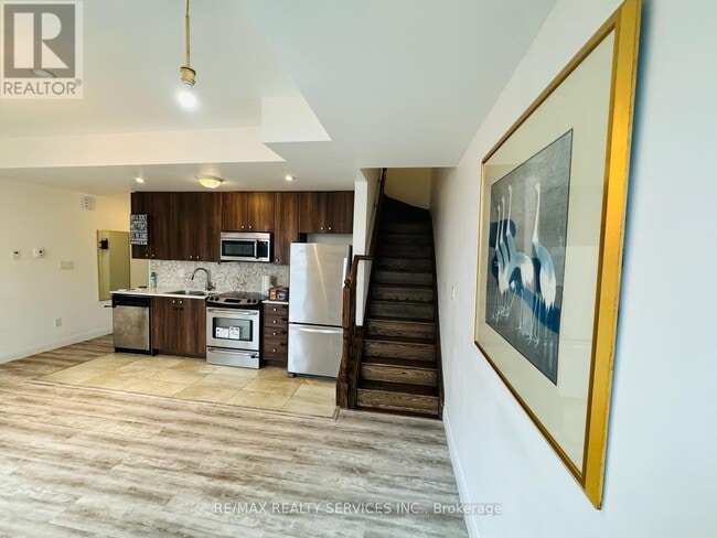 Photo - 639 Lawrence Ave W