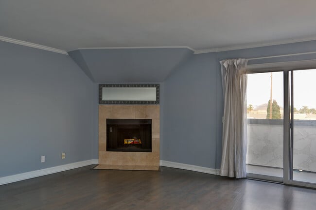 Living Room - 282 Redondo Ave Unidad 408