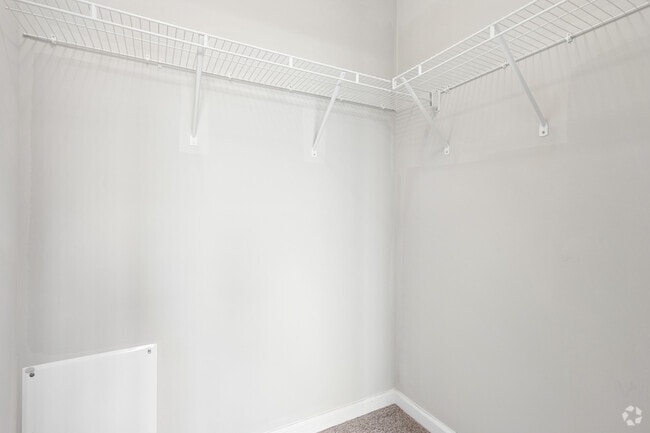 2BR, 2BA - 1,109SF - Walk-in Closet