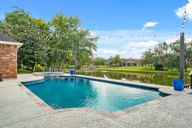 Photo - 4703 Oxbow Cir W