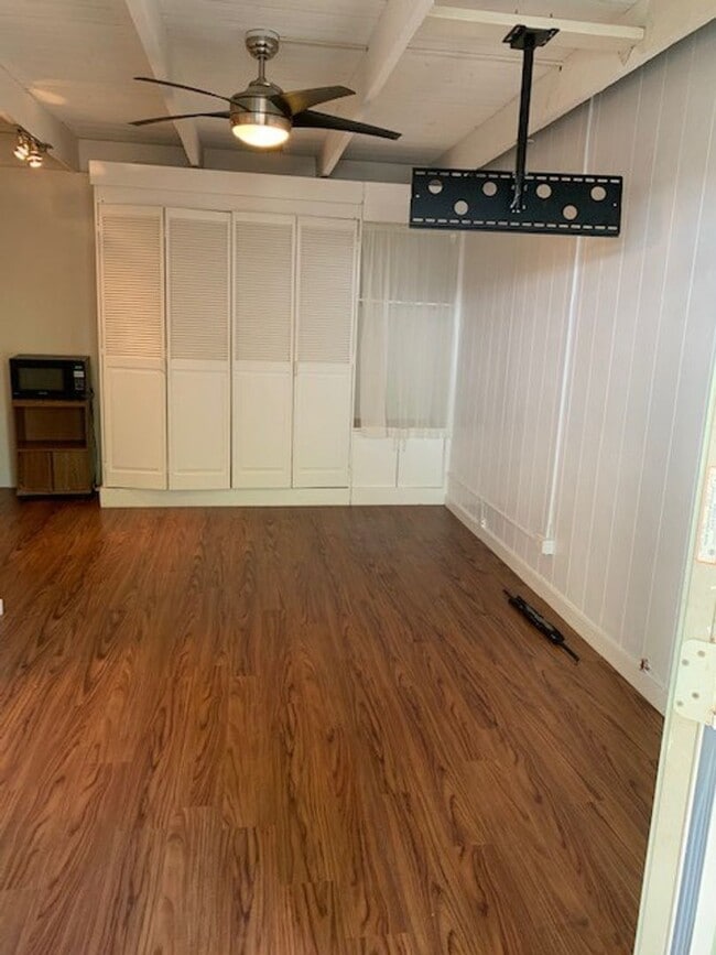 Photo - Waikiki Studio Unit - Electric, Water & Sewer included - Avail now!