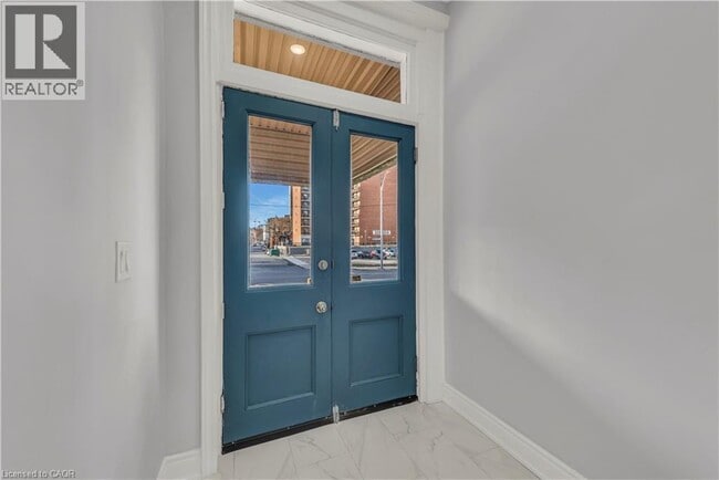 Photo - 51 Wellington St S