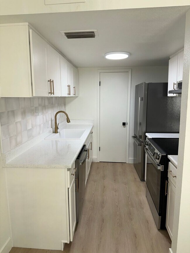 Building Photo - FABULOUSLY REMODELED SCOTTSDALE CONDO