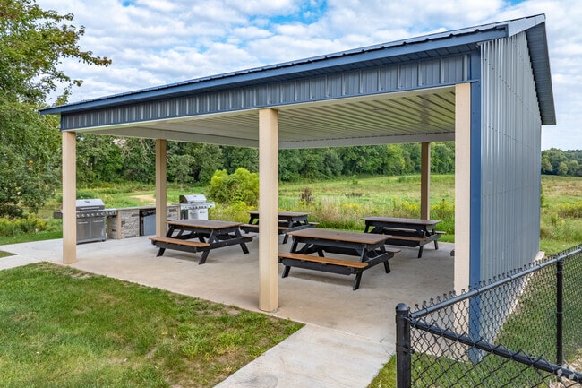 Área de parrilla - Door Creek Apartments