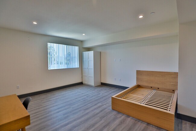 Photo - 1155 W 36th Pl Unidad 2