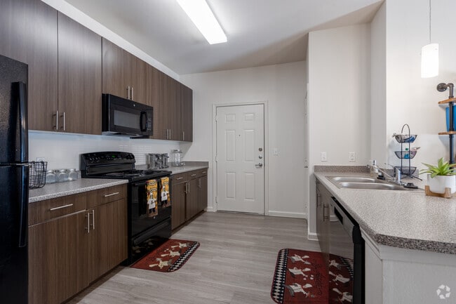 2BR, 2BA - 926SF - Kitchen