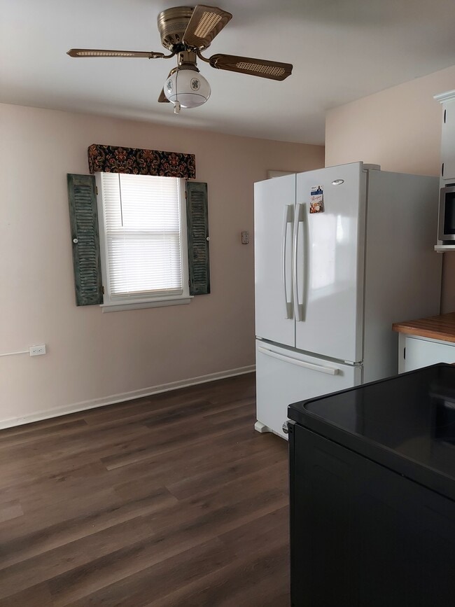 Kitchen - 202 Renrose Ave