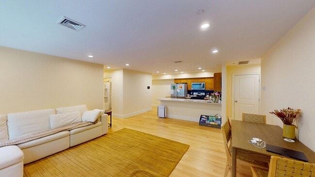 Building Photo - 5165 Washington St Unit 7